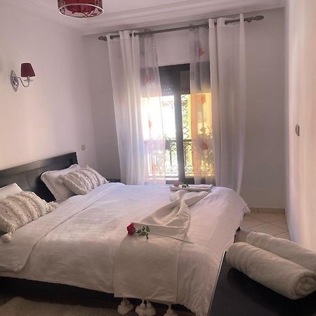 Magnifique Appartement Spacieux Confort Propre Familial 2 Chambres Salon Et Salle A Manger A 20Mn A Pied De Place Jemaa El Fina 4 Piscines Dans Espace De Golf A 12 Mn En Voitures L Entree Est Gratuit Pour La Clientele Ouvert Entre 10H Et 20H Марракеш Экстерьер фото
