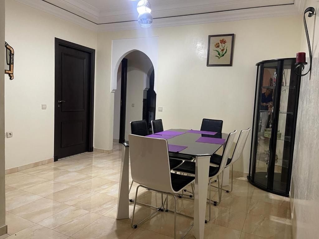 Magnifique Appartement Spacieux Confort Propre Familial 2 Chambres Salon Et Salle A Manger A 20Mn A Pied De Place Jemaa El Fina 4 Piscines Dans Espace De Golf A 12 Mn En Voitures L Entree Est Gratuit Pour La Clientele Ouvert Entre 10H Et 20H Марракеш Экстерьер фото