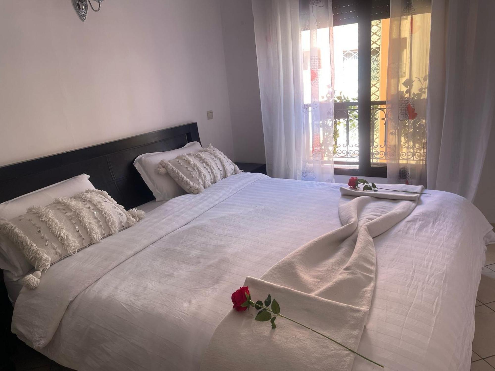 Magnifique Appartement Spacieux Confort Propre Familial 2 Chambres Salon Et Salle A Manger A 20Mn A Pied De Place Jemaa El Fina 4 Piscines Dans Espace De Golf A 12 Mn En Voitures L Entree Est Gratuit Pour La Clientele Ouvert Entre 10H Et 20H Марракеш Экстерьер фото